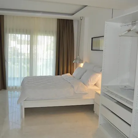 Rezort Neon Tuerkbuekue Villas *